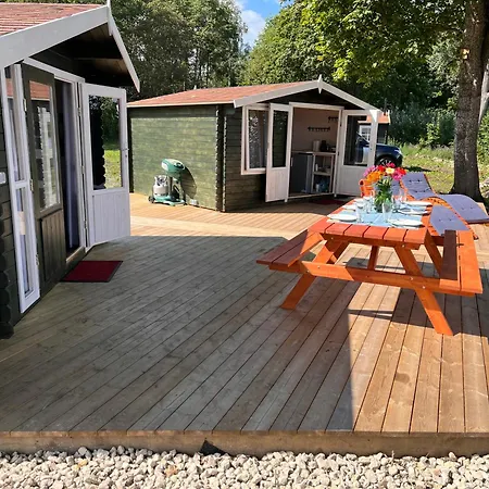 Suure-kuuse Kaempingud Otse Jaerve Kaldal * Valma