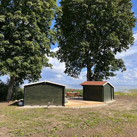 Suure-kuuse Kaempingud Otse Jaerve Kaldal مكان تخييم