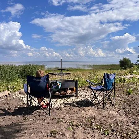 مكان تخييم Suure-kuuse Kaempingud Otse Jaerve Kaldal Valma