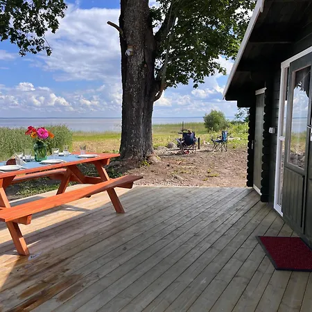 Suure-kuuse Kaempingud Otse Jaerve Kaldal *