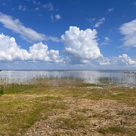 Suure-kuuse Kaempingud Otse Jaerve Kaldal مكان تخييم *