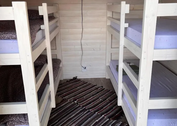 Suure-kuuse Kaempingud Otse Jaerve Kaldal *