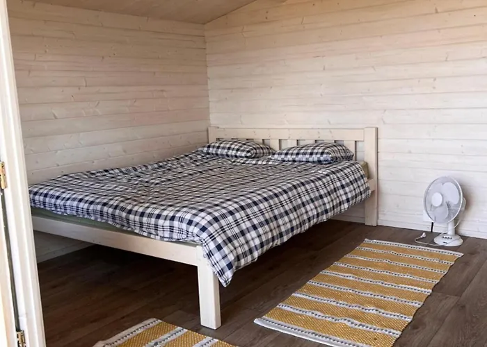 Suure-kuuse Kaempingud Otse Jaerve Kaldal مكان تخييم *