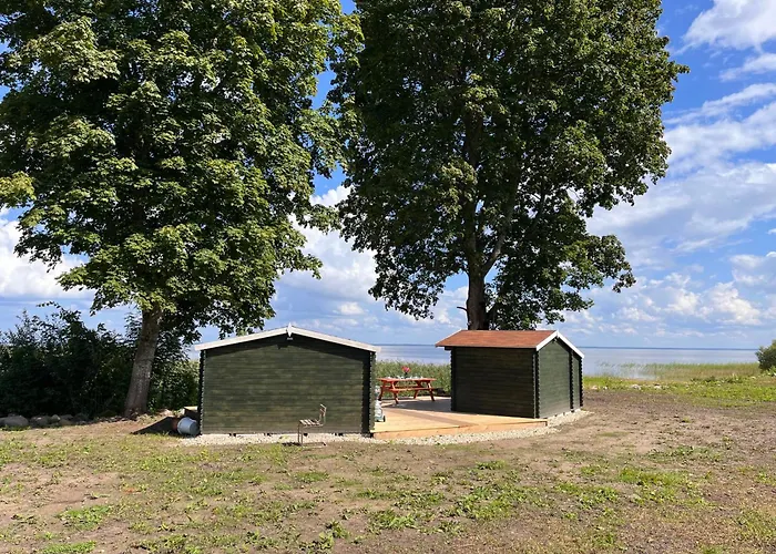 Suure-kuuse Kaempingud Otse Jaerve Kaldal مكان تخييم