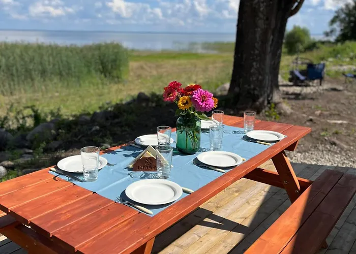 مكان تخييم Suure-kuuse Kaempingud Otse Jaerve Kaldal *