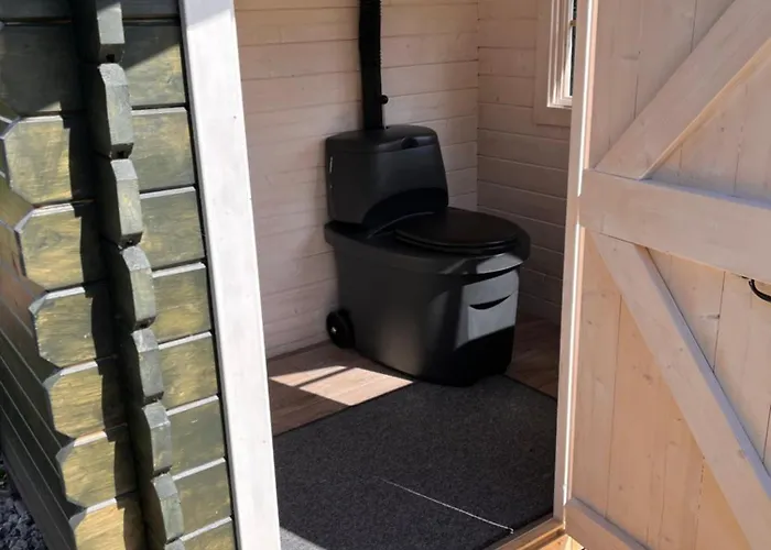 Suure-kuuse Kaempingud Otse Jaerve Kaldal مكان تخييم Valma