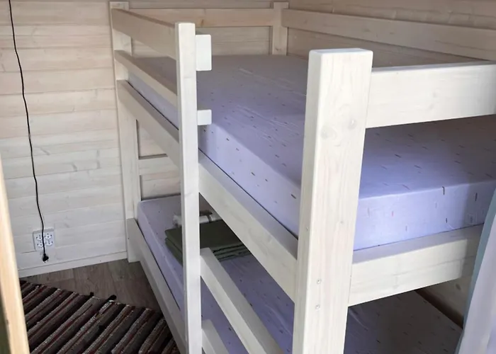 Suure-kuuse Kaempingud Otse Jaerve Kaldal *