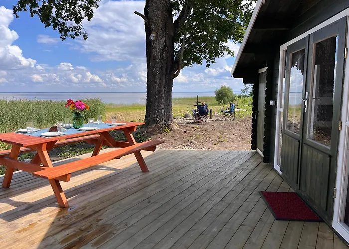 Suure-kuuse Kaempingud Otse Jaerve Kaldal *