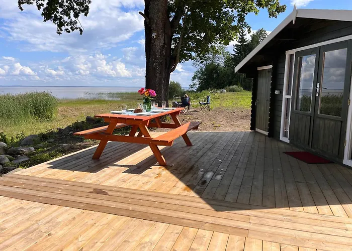 Suure-kuuse Kaempingud Otse Jaerve Kaldal Valma