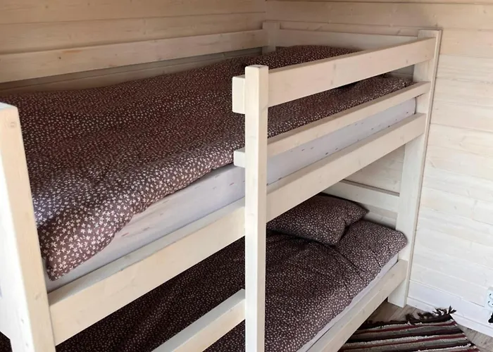 Suure-kuuse Kaempingud Otse Jaerve Kaldal * Valma