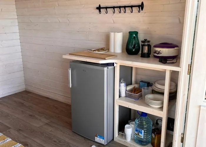 Suure-kuuse Kaempingud Otse Jaerve Kaldal مكان تخييم Valma