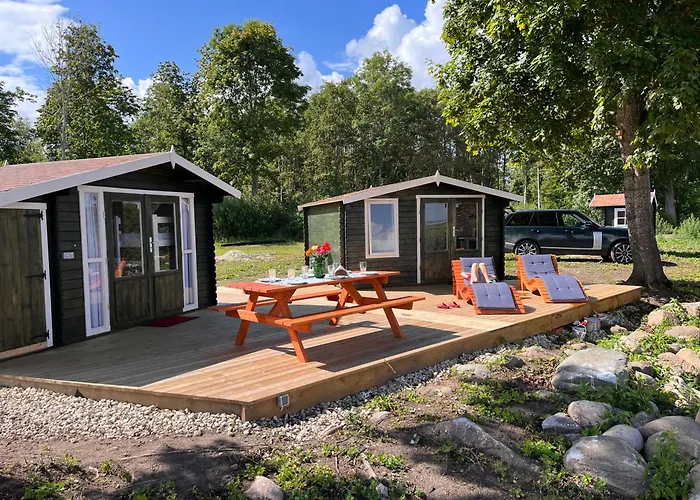 Suure-kuuse Kaempingud Otse Jaerve Kaldal Valma