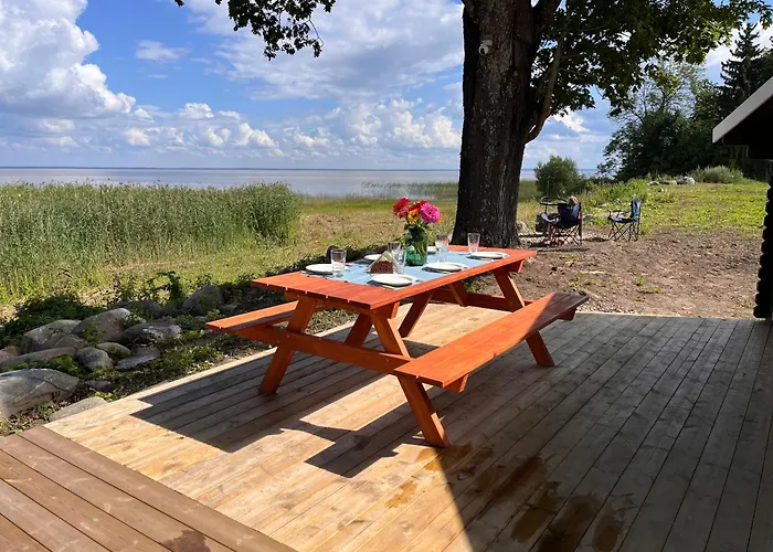 Suure-kuuse Kaempingud Otse Jaerve Kaldal مكان تخييم